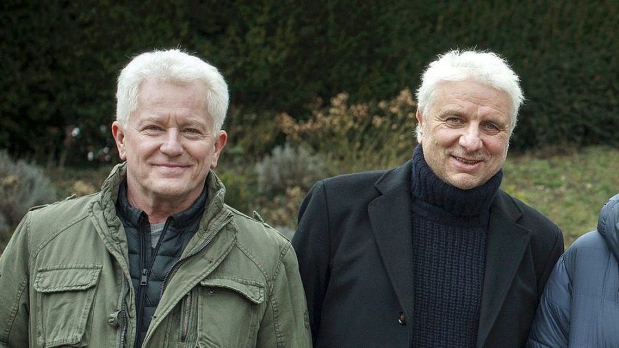 Die Schauspieler Miroslav Nemec (l.) und Udo Wachtveitl bei den Dreharbeiten zu den Jubiläumskrimis "Tatort: In der Familie" (1 und 2) (amw/ili/spot)