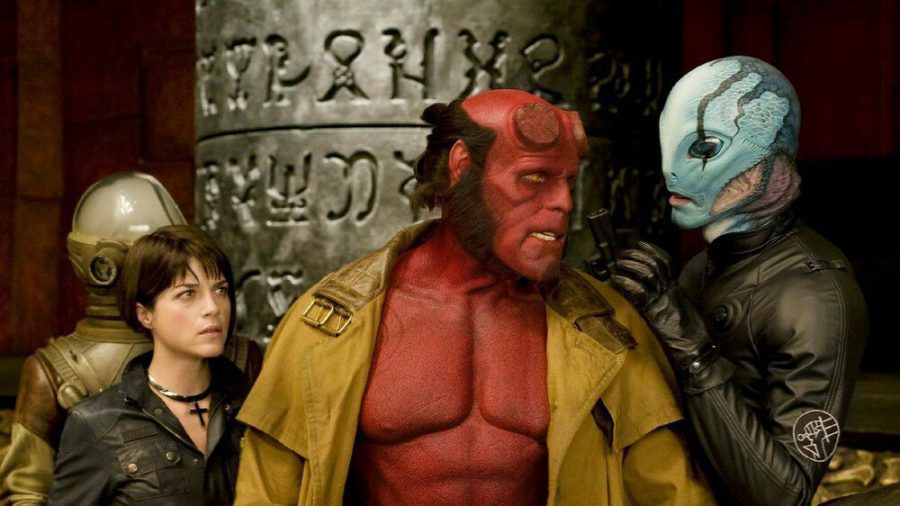 "Hellboy 2 - Die goldene Armee": Hellboy (Ron Perlman, l.) und Abe (Doug Jones) bereiten sich auf den Kampf mit der goldenen Armee vor. (cg/spot)