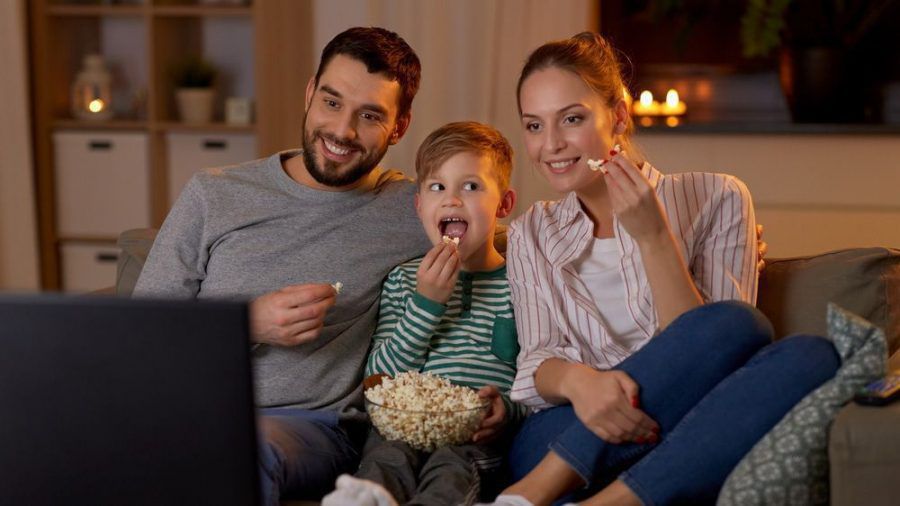 Eine junge Familie bei der abendlichen Unterhaltung vor dem TV (wue/spot)