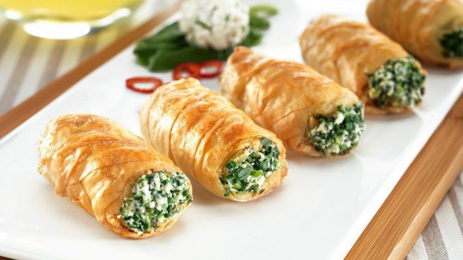 Eine Strudelrolle mit Spinat, Feta und Pinienkernen ist das perfekte Gericht für herbstliche Abende. (spot)