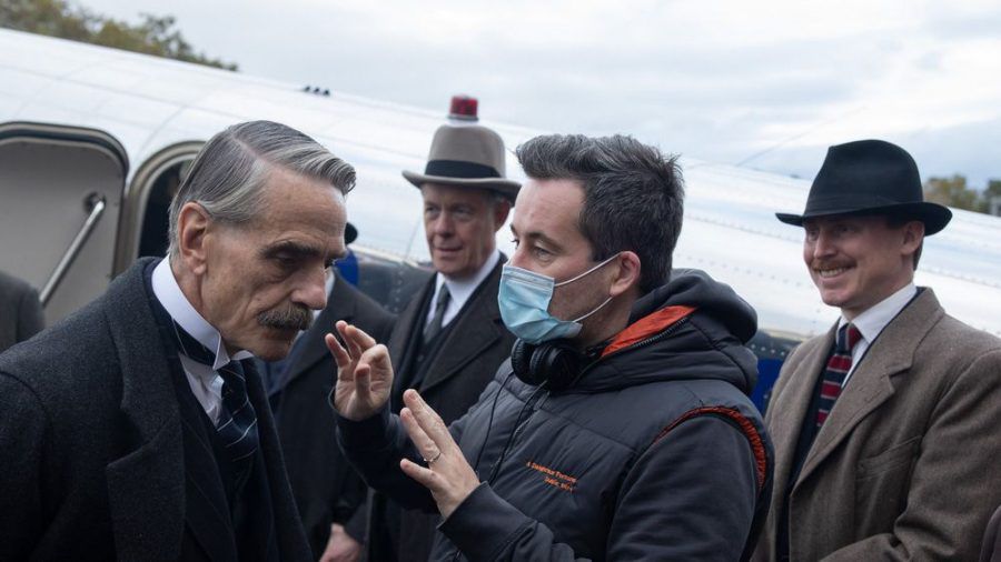 Christian Schwochow (mit Maske) führt bei der Verfilmung von "Munich" Regie, eine der Hauptrollen spielt Jeremy Irons (l.). (cam/spot)