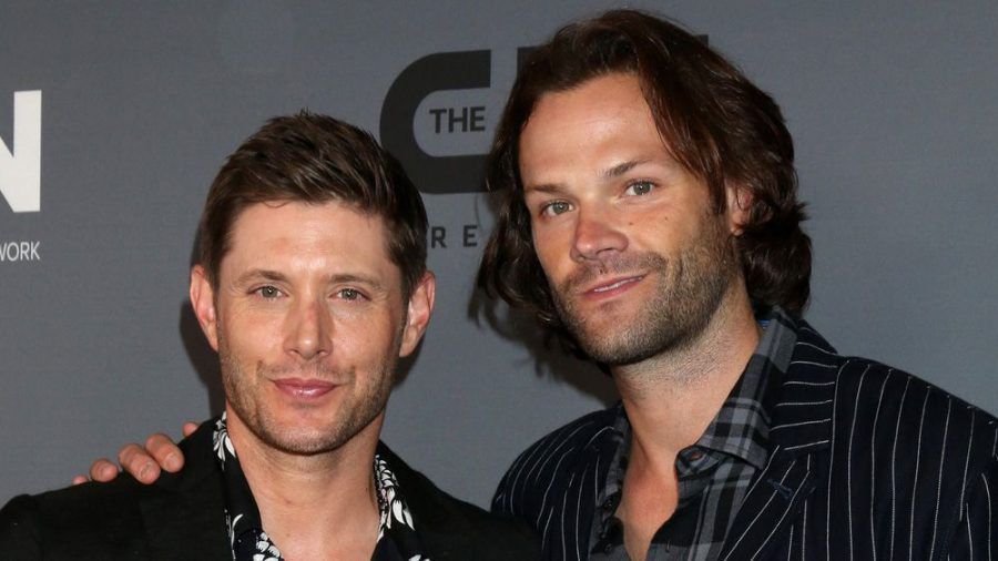 Jensen Ackles (l.) und Jared Padalecki spielten in "Supernatural" die Brüder Dean und Sam Winchester. (cam/spot)