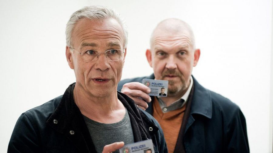 Szene aus dem "Tatort: Bausünden": Die Kommissare Max Ballauf (Klaus J. Behrendt, l.) und Freddy Schenk (Dietmar Bär) weisen sich aus (ln/spot)