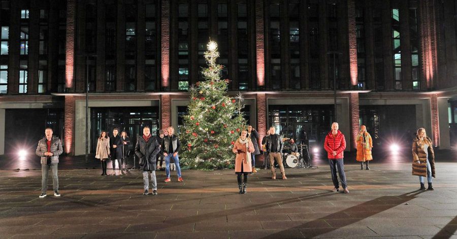 Hier ist das große Promi-Weihnachtssingen. Für die, die's verpasst haben!