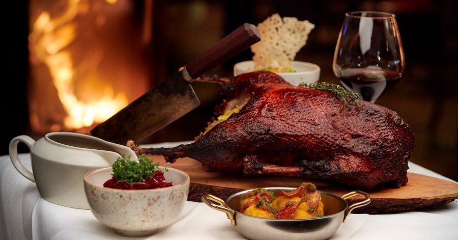 Köchin Renate Dengg mag am liebsten einen BBQ-Gänsebraten mit Rosenkohl gefüllt. Dazu serviert sie Süßkartoffelknödel und Rotkohlkimchi.
