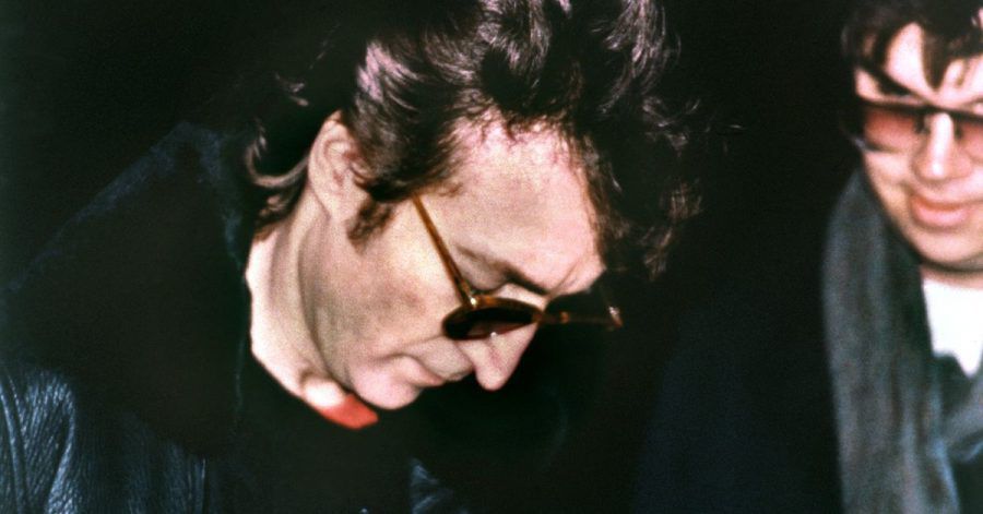 John Lennon am 7. Dezember 1980: Einen Tag bevor er von David Chapman (r) erschossen wurde, gab Lennon diesem ein Autogramm.