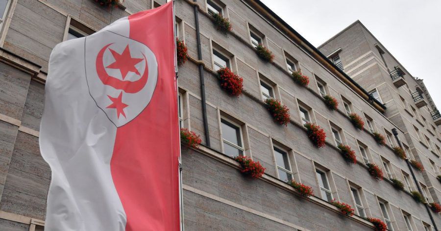 Stadtwappen von Halle weht vor dem Ratshof am Marktplatz. Am Freitagmittag hatte die Polizei einen Verdächtigen an seinem Arbeitsplatz festgenommen. (Symbolbild)