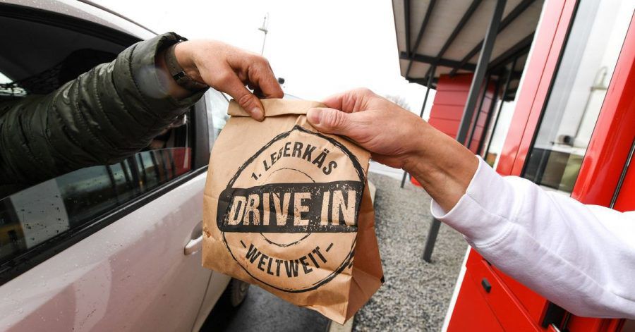 Am Läberkäs-Drive-in-Schalter.