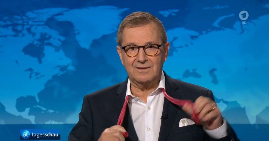 Jan Hofer, Chefsprecher der «Tagesschau», zieht sich nach seiner letzten Nachrichtensendung die Krawatte aus.