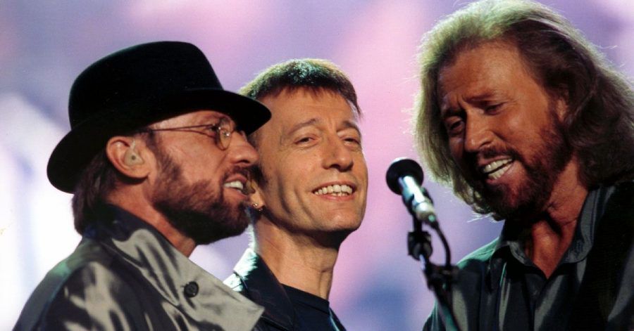 Maurice (l-r), Robin und Barry Gibb 1998 bei einem Auftritt im Wembley-Stadion.