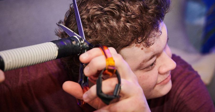 Joshua Otto schneidet sich im Lockdown die Haare selber.
