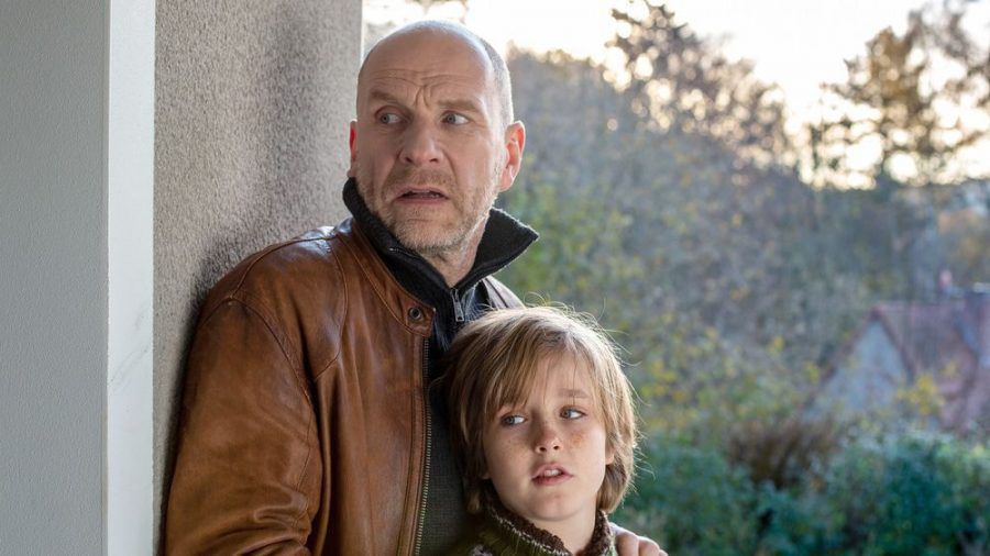 "Wolfsland: Das Kind vom Finstertor": Butsch (Götz Schubert) schützt den unbekannten Jungen (Louis Christiansen). (cg/spot)