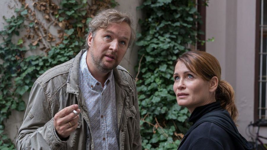 "Das Quartett: Das Mörderhaus": HK Barig (Stephan Grossmann) und Maike (Anja Kling) tauschen erste Informationen aus. (cg/spot)