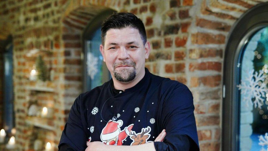 "Kitchen Impossible - Die Weihnachts-Edition": Tim Mälzer im Weihnachtsoutfit (cg/spot)