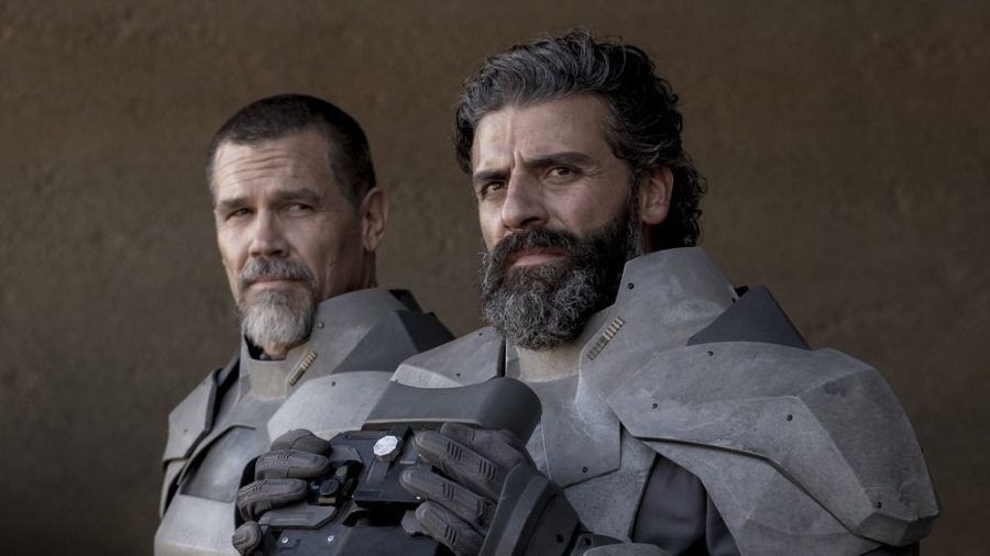 "Dune": Josh Brolin als Gurney Halleck, an seiner Seite Oscar Isaac als Leto Atreides. (stk/spot)