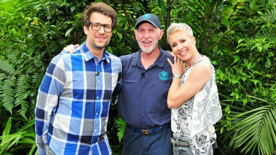 Die Moderatoren Daniel Hartwich (l.) und Sonja Zietlow mit Dschungel-Urgestein Dr. Bob (wue/spot)