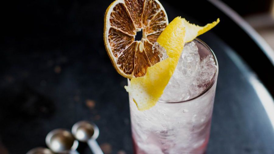 Simple Cocktails wie Highballs sind auch von Laien einfach zu Hause zuzubereiten. (Symbolbild) (ncz/spot)