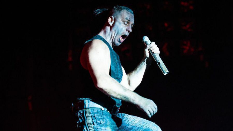 Till Lindemann mit seinem Bühnenmikrofon. (mia/spot)