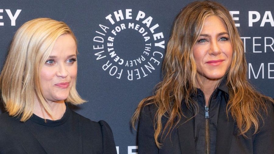 Reese Witherspoon (li.) und Jennifer Aniston sind seit November 2019 in "The Morning Show" zu sehen. (jom/spot)