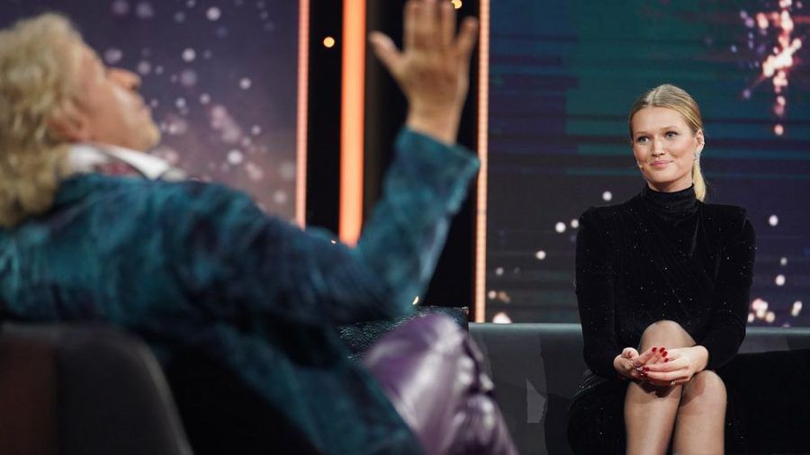 Thomas Gottschalk (li.) begrüßte Model Toni Garrn in seiner Sendung. (jom/spot)
