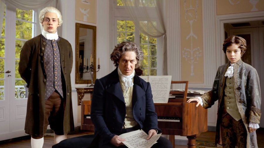 "Louis van Beethoven": Der Jungpianist Colin Pütz (r.) spielt das Wunderkind der Bonner Kindheitstage, Anselm Bresgott (l.) den rebellischen Beethoven der Wiener Zeit und Tobias Moretti (Mitte) den vereinsamten Patriarchen am Ende seines Lebens. (ili/spot)