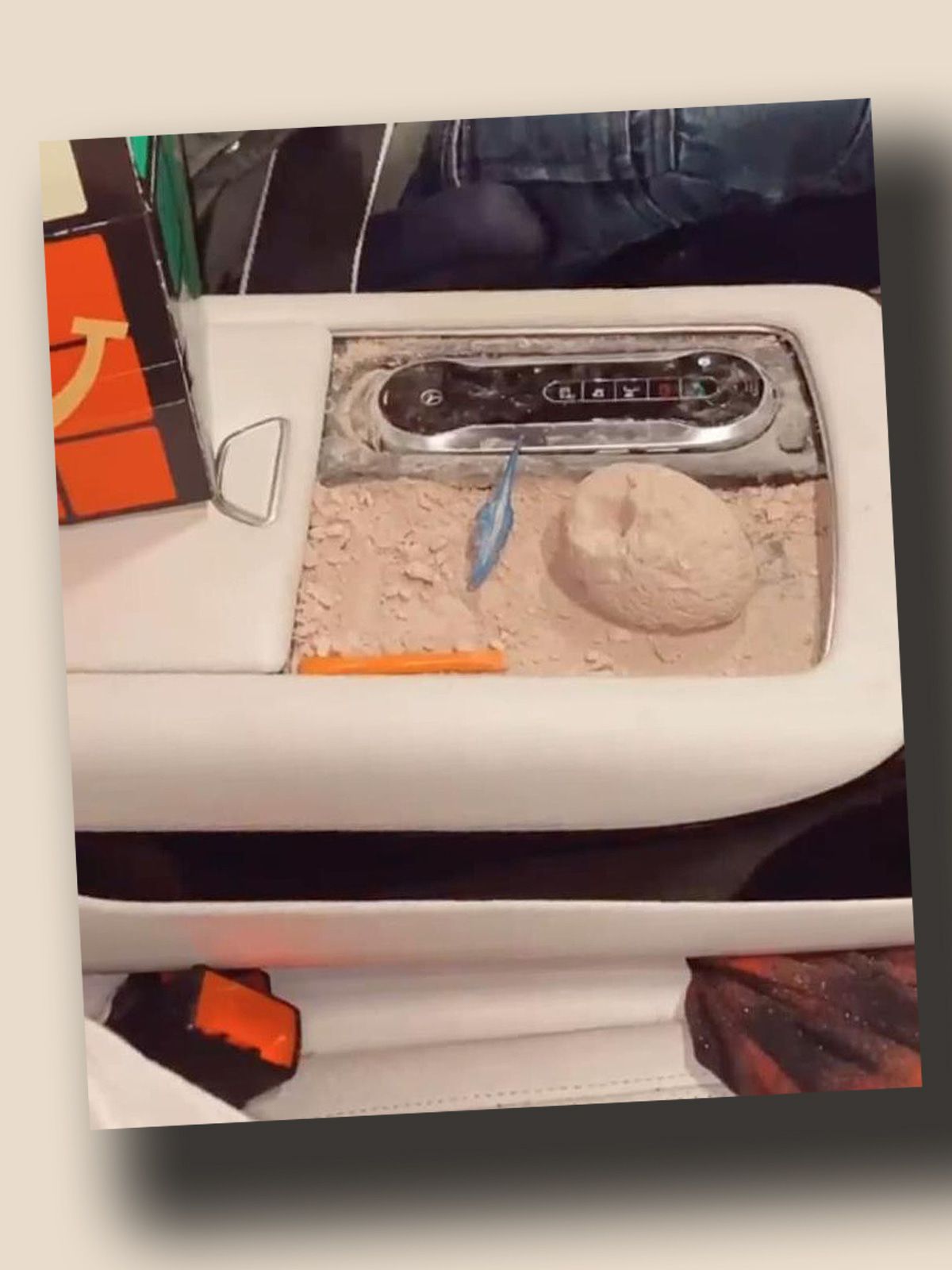 Pietro Lombardi hat einen Sandkasten in seinem Mercedes?