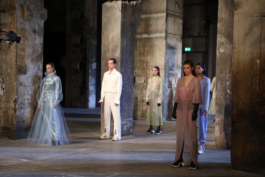 „Wir haben Fashion-Geschichte geschrieben.“ Die erste Show ohne Publikum. Rein fürs Netz produziert. Auf der ganzen Welt zu sehen. Denn obwohl Tom van der Borght am Montagabend der Opener der MBFW im Netz war – die erste Show, die für die erste rein virtuelle FW aufgezeichnet wurde, war die ihres Labels: LANA MUELLER