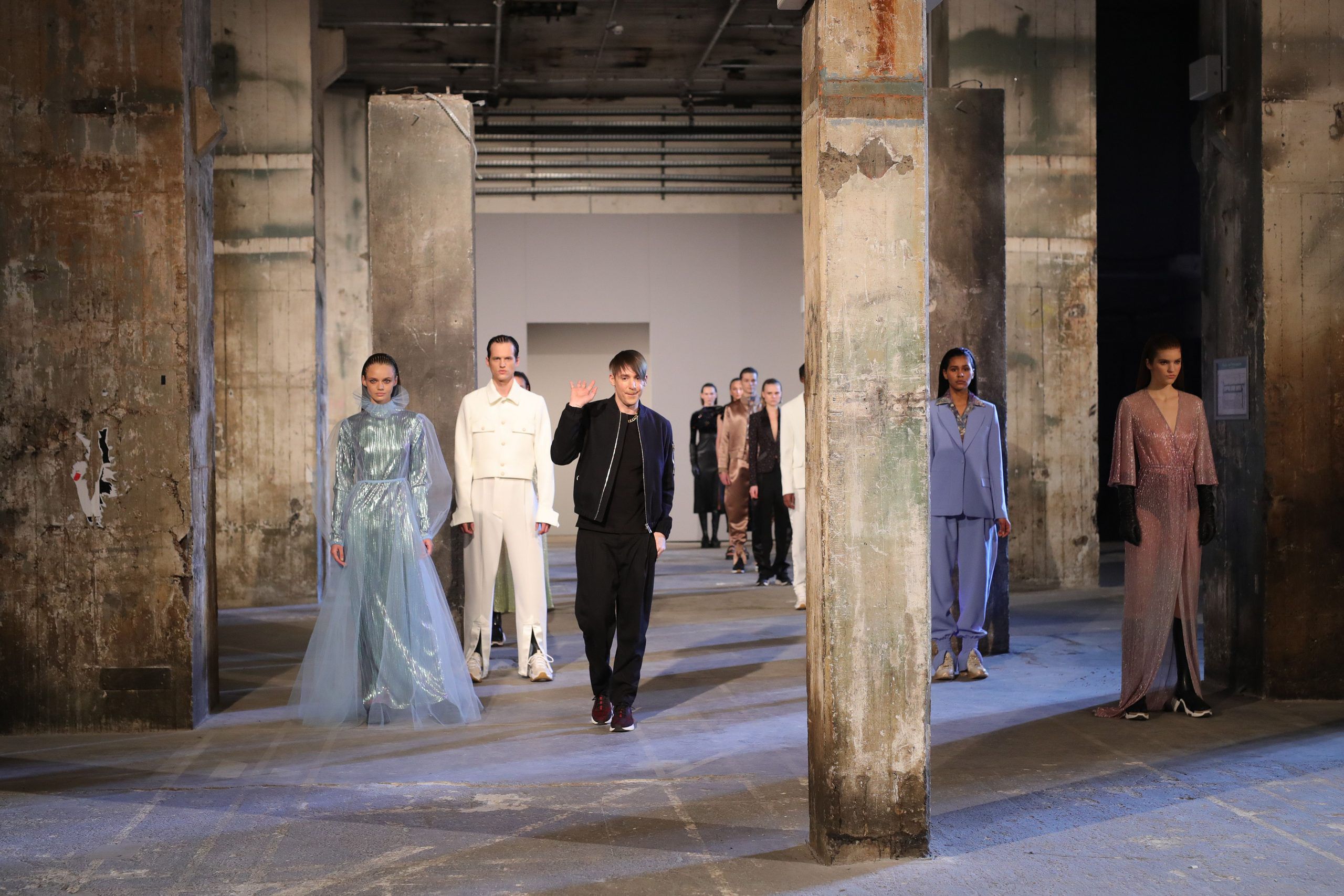 „Wir haben Fashion-Geschichte geschrieben.“ Die erste Show ohne Publikum. Rein fürs Netz produziert. Auf der ganzen Welt zu sehen. Denn obwohl Tom van der Borght am Montagabend der Opener der MBFW im Netz war – die erste Show, die für die erste rein virtuelle FW aufgezeichnet wurde, war die ihres Labels: LANA MUELLER