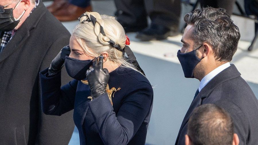Lady Gaga: Ganz schräger Maskenkuss mit Lover