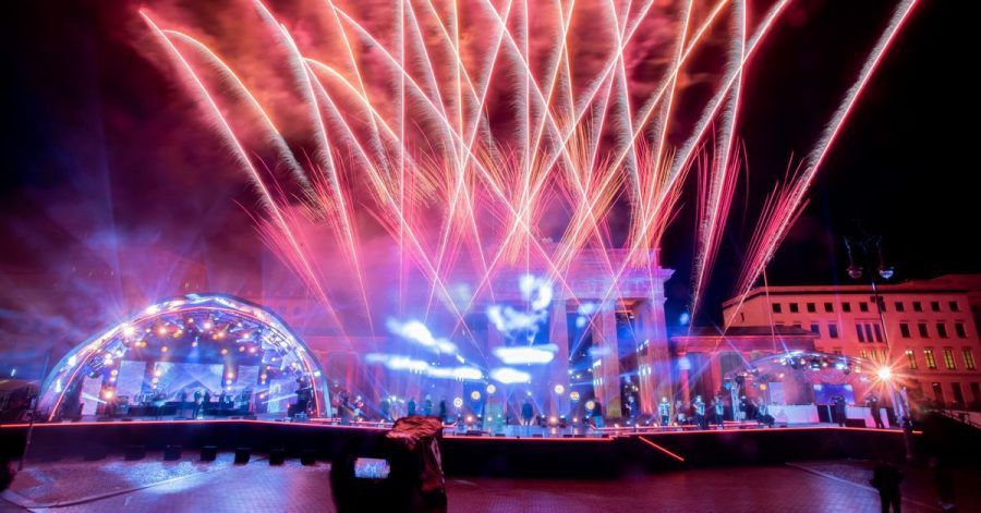 Ein Feuerwerk wird bei der ZDF-Silvestershow «Willkommen 2021» am Brandenburger Tor gezündet.