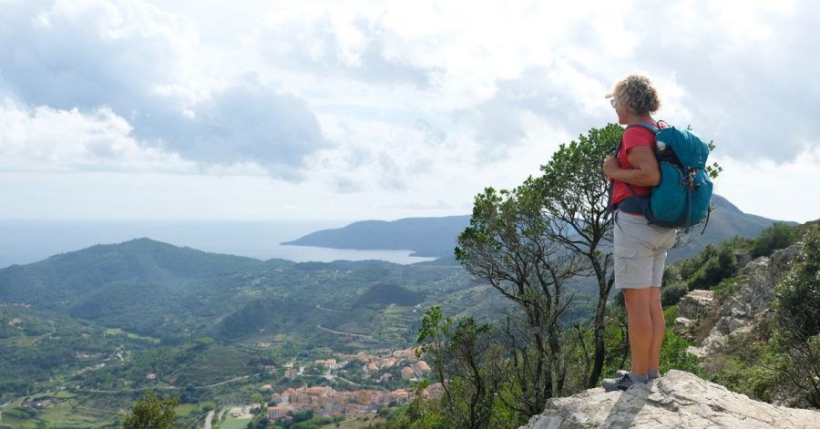 Rio nell'Elba duckt sich unten an den Bergrücken, auf dem der Weg verläuft.