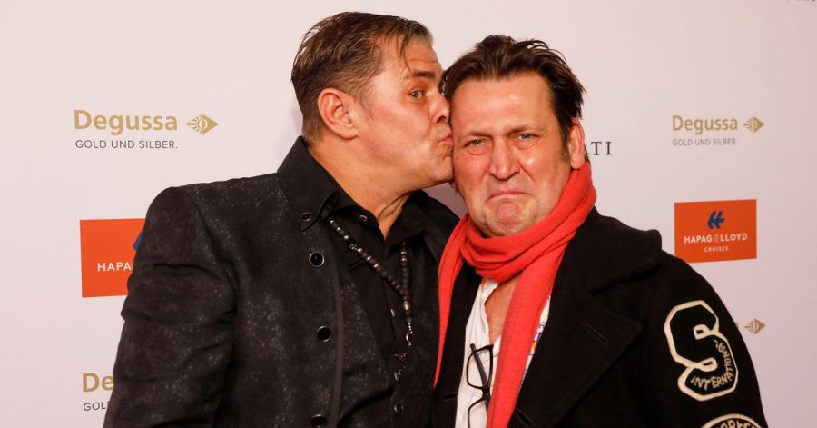 Die Schauspieler Sven Martinek (l) und Ingo Naujoks teilen sich in der ARD-Vorabendserie «Morden im Norden» die Kamera - seit Jahren schon.