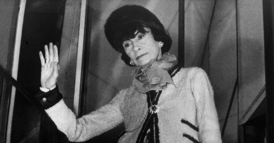 Die französische Modeschöpferin Coco Chanel in einem von ihr entworfenen «Chanel-Kostüm».
