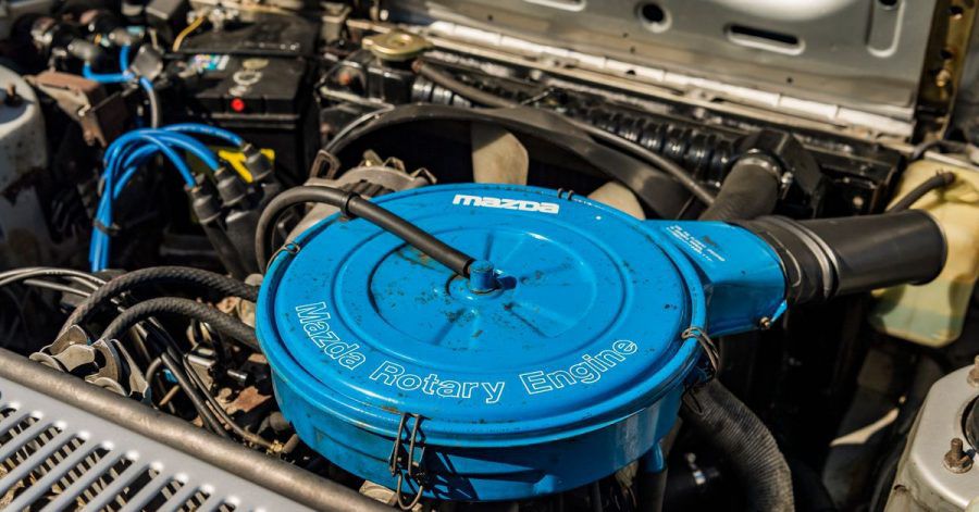 Hier geht's rund: Doch nur der Hinweis auf dem blauen Luftfilterkasten («Mazda Rotary Engine») dürfte dem Laien einen Hinweis auf den Wankelmotor verraten.