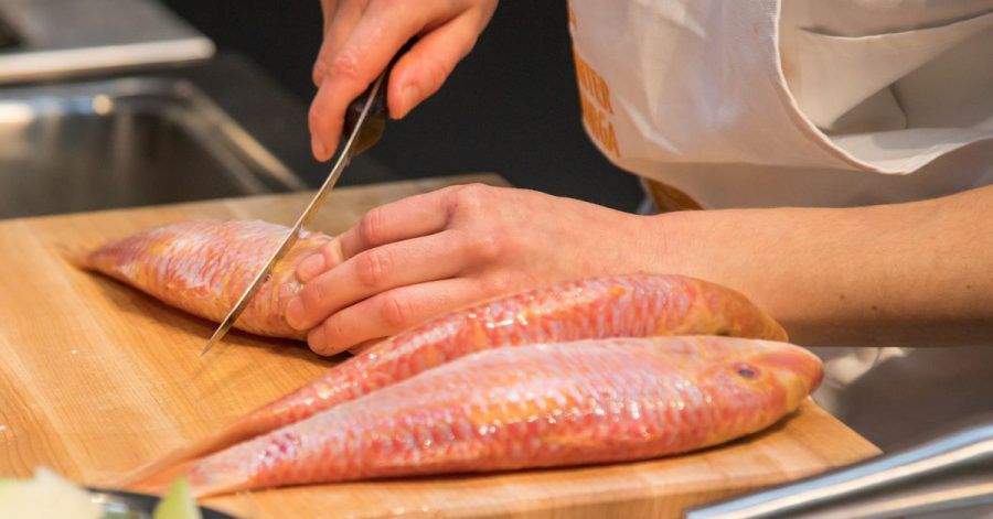 Damit die Rotbarbe beim Braten schön flach bleibt, sollte man die Haut vorher besser einritzen.
