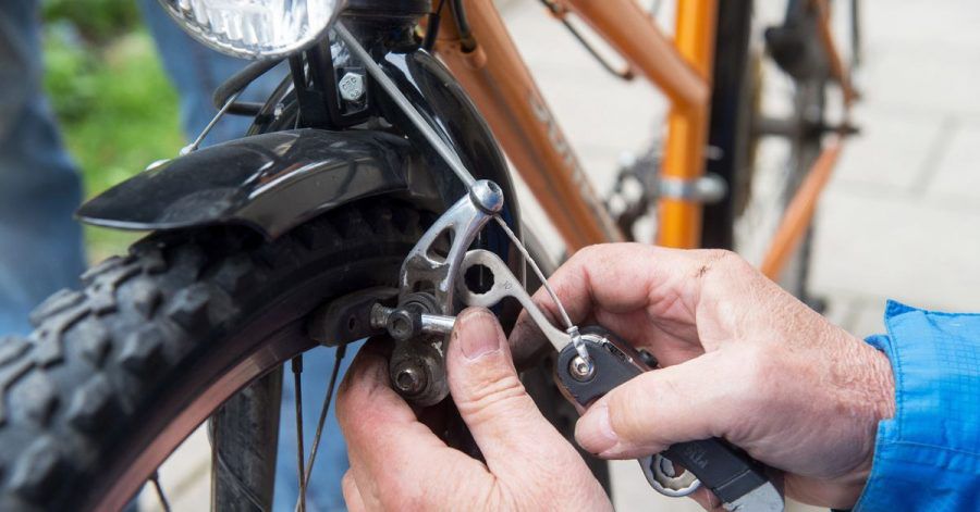 Damit Fahrradbremsen genau das tun können, raten Experten zum regelmäßigem Check und Austausch verschlissener Beläge.