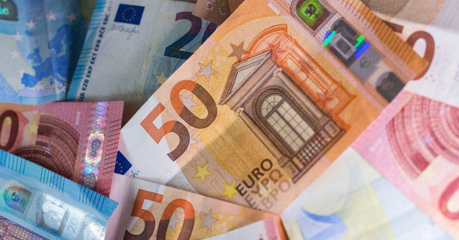 Geld ausgeben scheint in der Corona-Krise gar nicht so einfach: Menschen in Deutschland haben so viel Vermögen angespart wie noch nie.