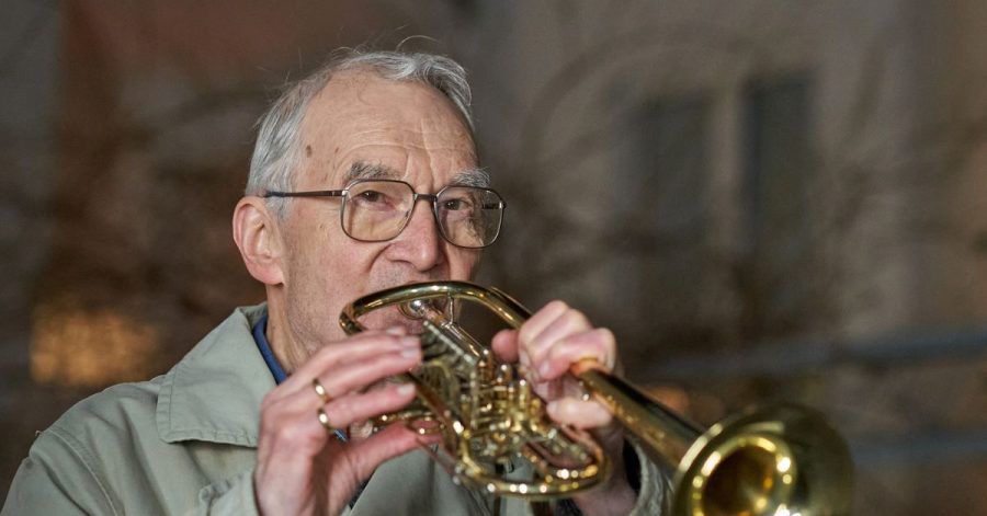 Klaus Dannert gibt fast jeden Abend ein kleines Balkonkonzert gegen den Corona-Blues.