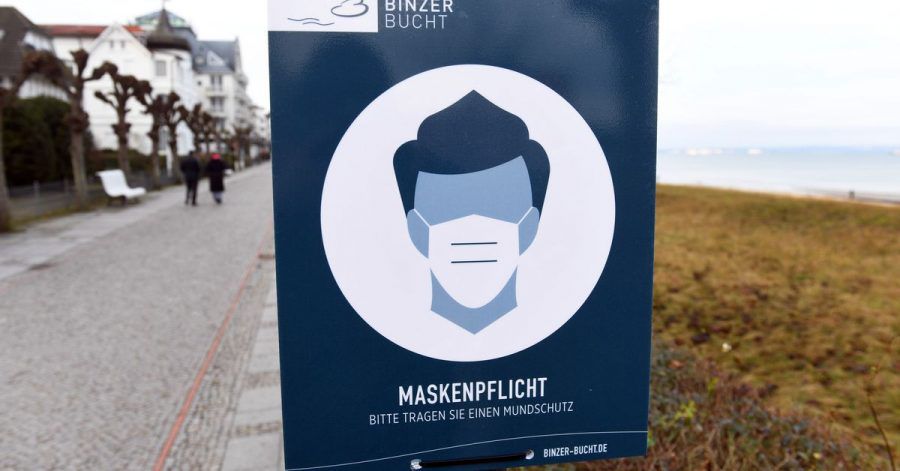 Hinweis auf die Maskenpflicht im Ostseebad Binz auf Rügen.