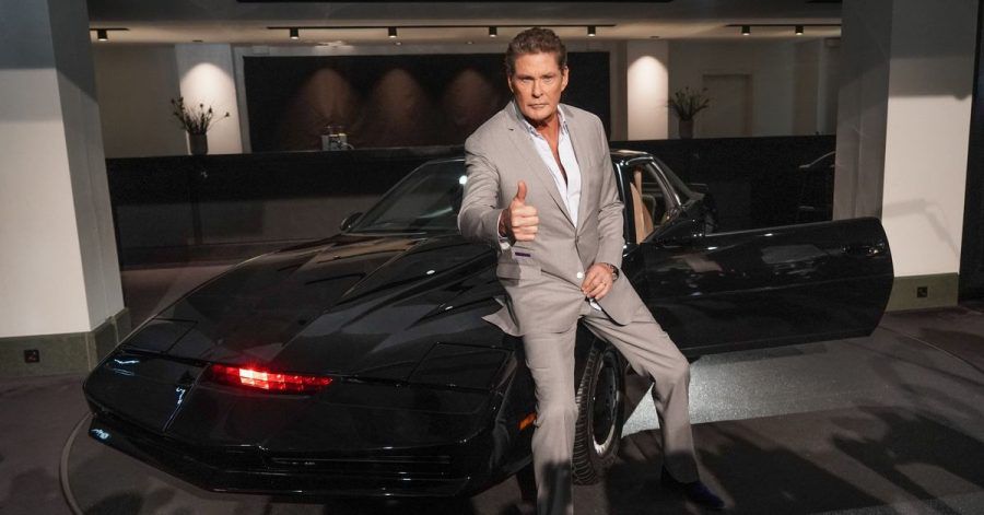 Der US-Sänger und Schauspieler David Hasselhoff vor dem legendären Sportwagen K.I.T.T. aus der Serie «Knight Rider».