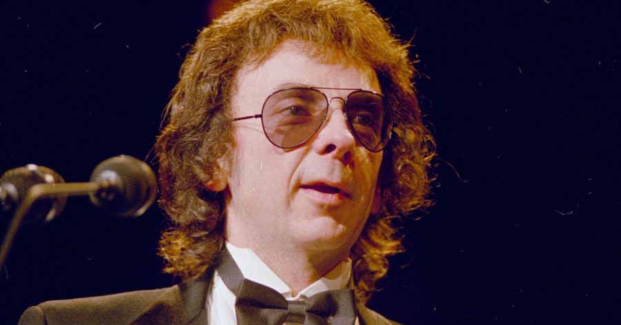 Phil Spector, Plattenproduzent und verurteilter Mörder aus den USA, steht auf einer Bühne. (Archiv)