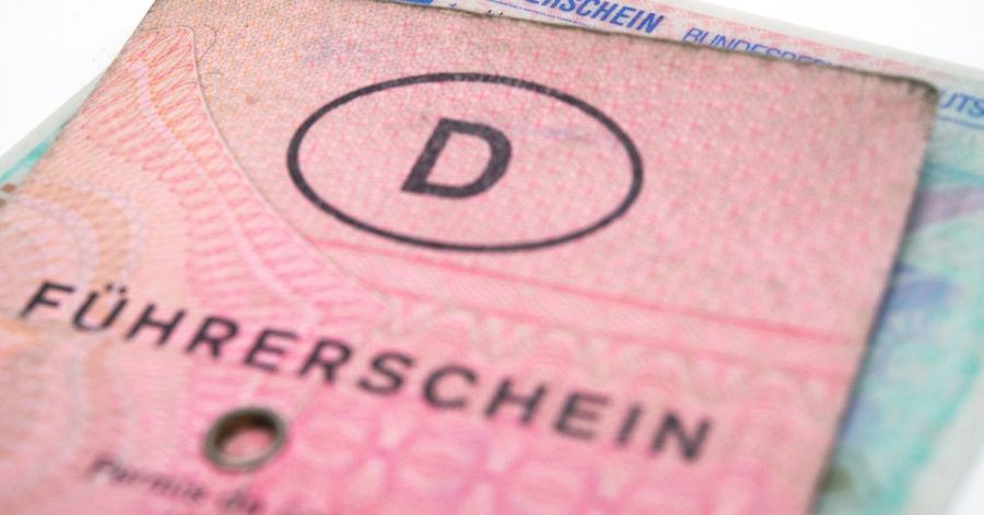 Nur der «Lappen» muss gehen: Die Fahrerlaubnis bleibt erhalten - aber alle vor dem 19.01.2013 ausgestellten Führerscheindokumente müssen jeweils nach Alter des Inhabers oder nach Ausstellungsjahr staffelweise in den nächsten Jahren in ein EU-Dokument umgetauscht werden.