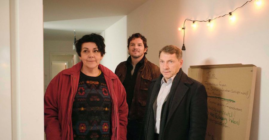 Ulrike (Christiane Rösinger) mit den Kommissaren Sebastian Bootz (Felix Klare) und Thorsten Lannert (Richy Müller, r).