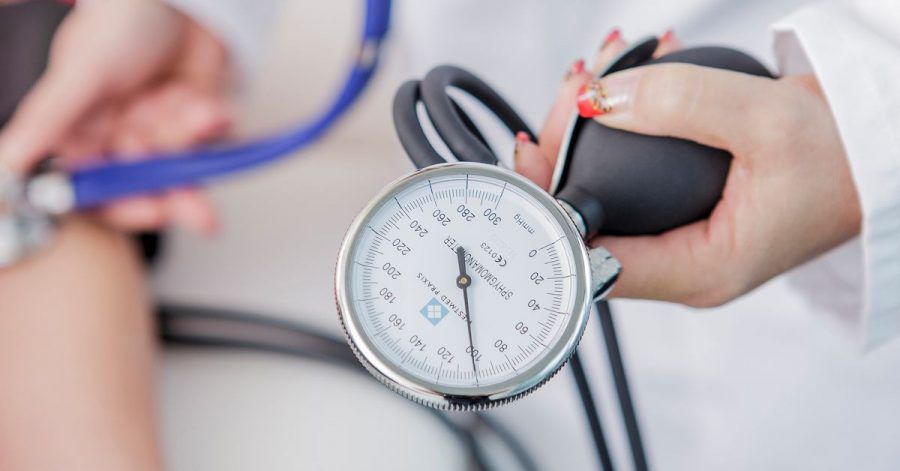 Kontrolltermine beim Arzt sollten Bluthochdruckpatienten immer wahrnehmen - auch in Corona-Zeiten.