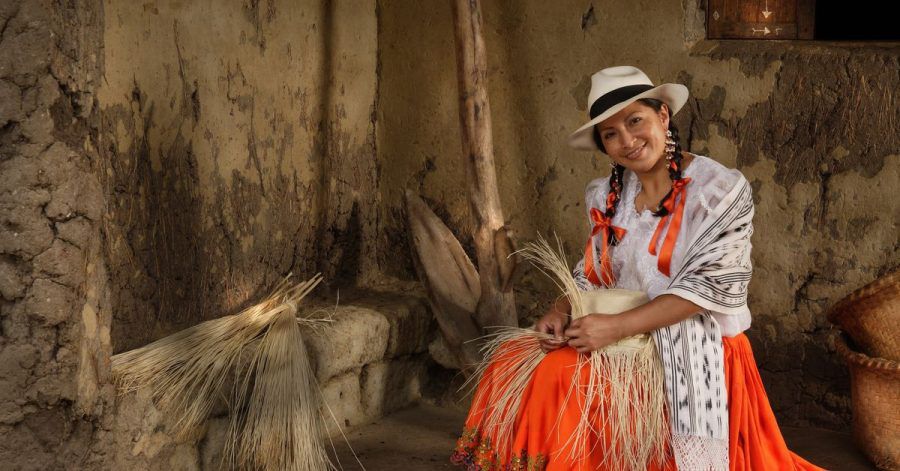 Geschickte Frauen und Männer flechten im Betrieb von Homero Ortega in Ecuador kleine Hut-Kunstwerke.