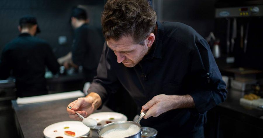 Der französische Küchenchef Alexandre Mazzia in der Küche seines Restaurants «AM».