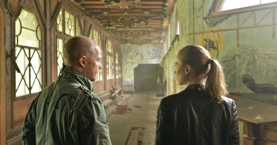 Die Kommissare Hannah Zeiler (Nora Waldstätten) und Micha Oberländer (Matthias Koeberlin) auf Spurensuche.