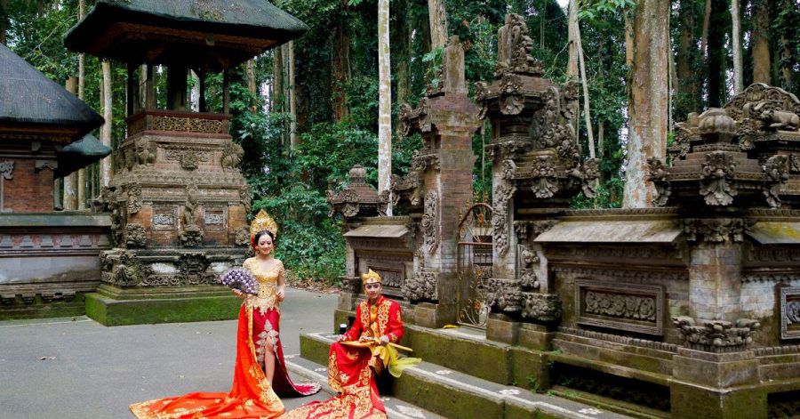 Fotoshooting im Affenwald von Sangeh auf Bali - der Forst mit seinen Tieren lockt viele Besucher der Insel.