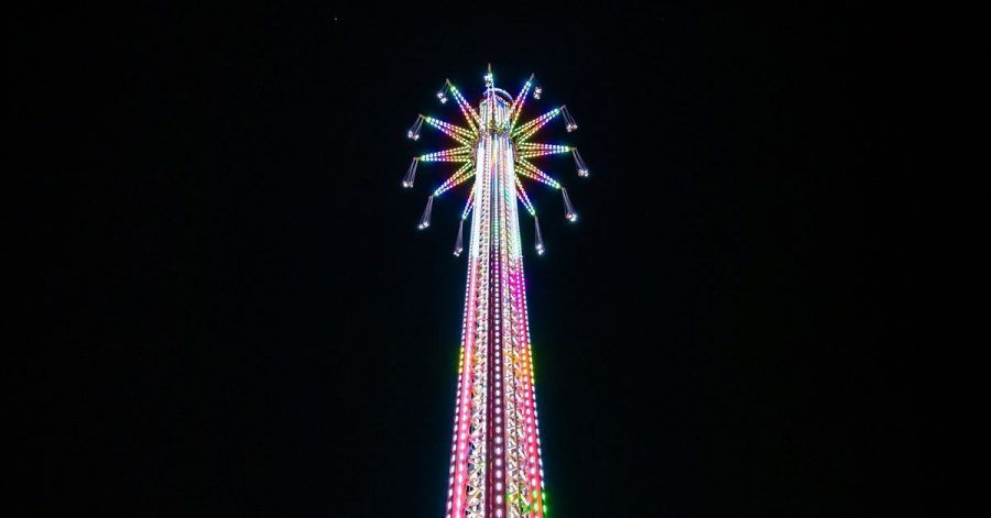 Das Kettenkarussell auf dem Bollywood Skytower in Dubai dreht sich in 140 Metern Höhe über dem Boden.