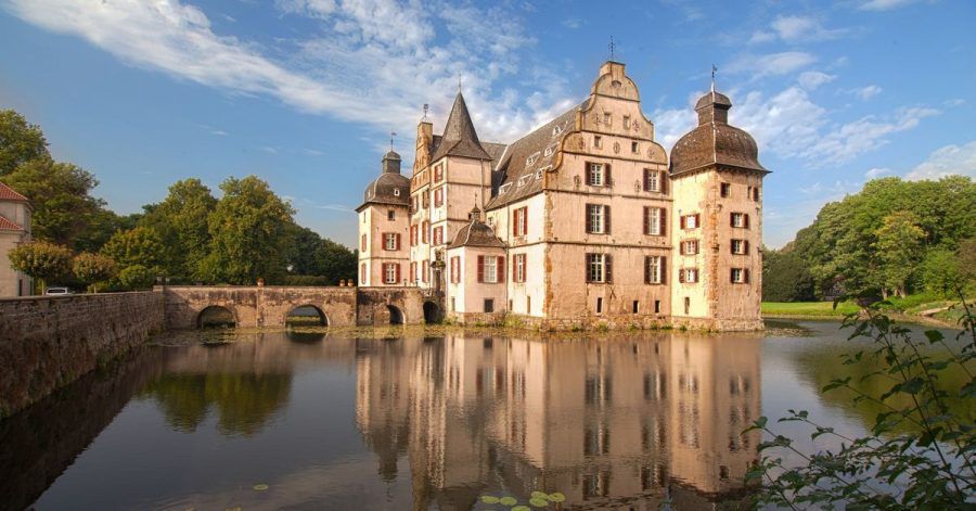 Schloss Bodelschwingh in Dortmund ist ein alter Adlerssitz im Stil der Renaissancezeit.